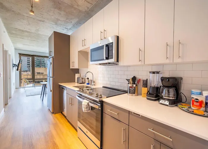 4br Modern Urban Escape Walk To Zoo Lakefront & Red Line