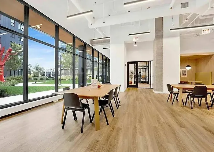 4br Modern Urban Escape Walk To Zoo Lakefront & Red Line